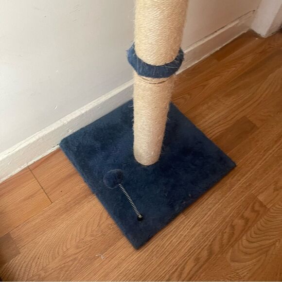 Amazon Basics 34“ Navy & Beige Tall Cat Scratching Post - Picture 14 of 15